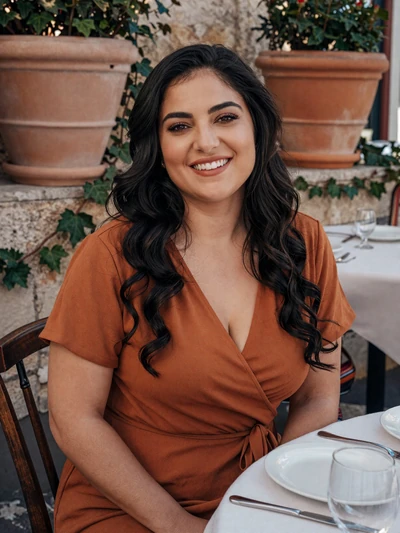 Giulia, 30, Italian woman at a trattoria - Italian women dating profile